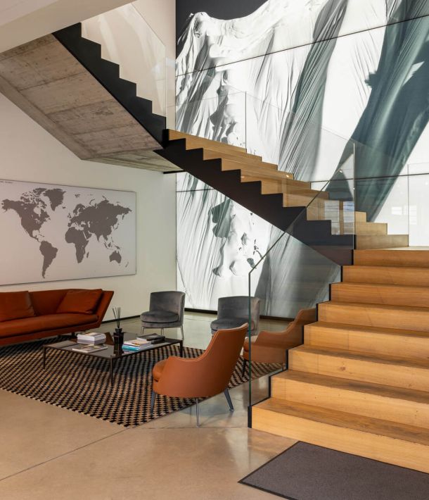 scala con parapetto in vetro