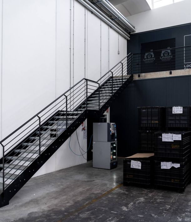 scala di un magazzino in ferro