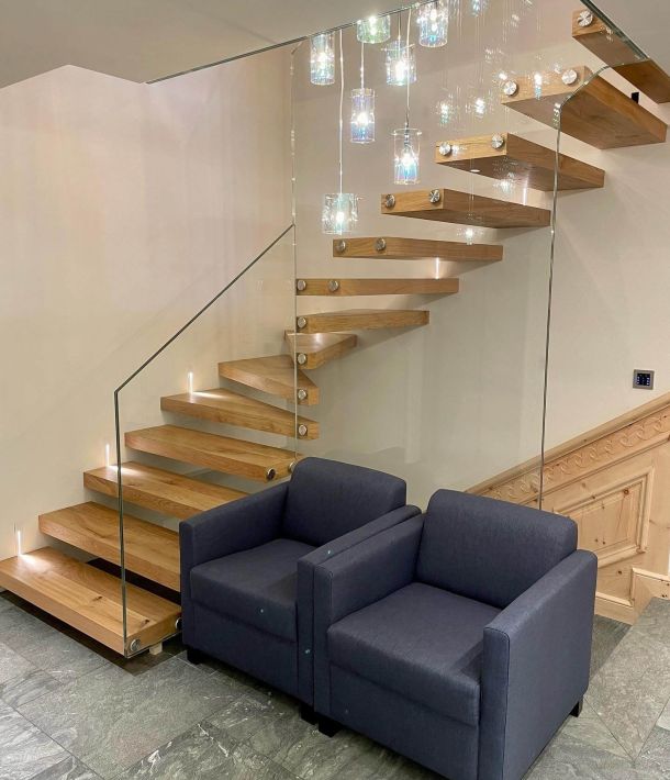 scala con parapetto di vetro